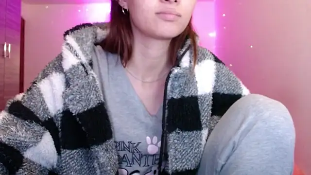 Snapshot of holy_juli chatting on May 3, 2026, 2:39 am holy juli online show from May 3, 2026, 2:39 am