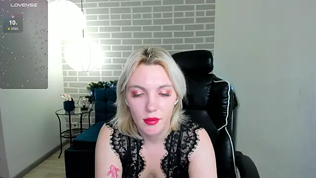 Snapshot of Fluffy_Monica chatting on December 20, 2024, 4:20 am Fluffy Monica online show from December 20, 2024, 4:20 am