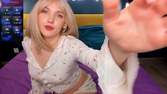 Snapshot of Fluffy_Monica chatting on February 4, 2025, 1:34 am Fluffy Monica online show from February 4, 2025, 1:34 am