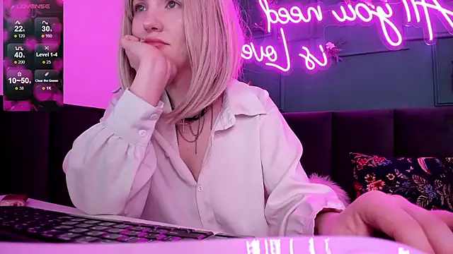 Snapshot of Fluffy_Monica chatting on March 3, 2025, 4:25 am Fluffy Monica online show from March 3, 2025, 4:25 am