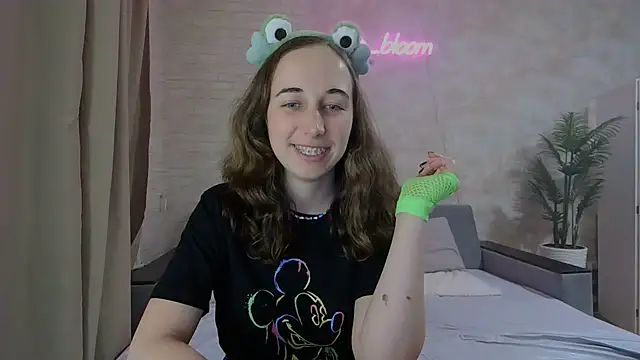 Snapshot of Anika_bloom chatting on February 11, 2025, 3:18 am Anika bloom online show from February 11, 2025, 3:18 am