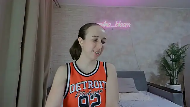 Snapshot of Anika_bloom chatting on February 13, 2025, 4:32 am Anika bloom online show from February 13, 2025, 4:32 am