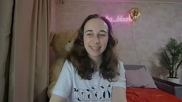 Snapshot of Anika_bloom chatting on March 6, 2025, 11:42 pm Anika bloom online show from March 6, 2025, 11:42 pm