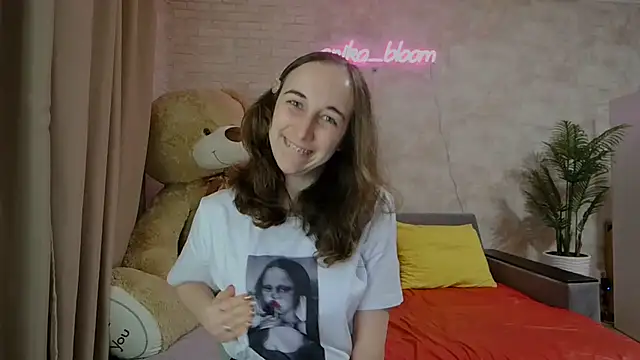 Snapshot of Anika_bloom chatting on March 18, 2025, 11:09 pm Anika bloom online show from March 18, 2025, 11:09 pm