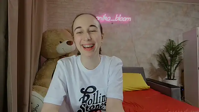 Snapshot of Anika_bloom chatting on March 20, 2025, 9:56 pm Anika bloom online show from March 20, 2025, 9:56 pm