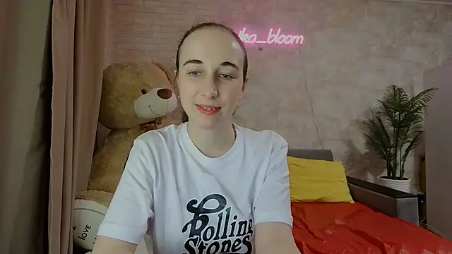 Snapshot of Anika_bloom chatting on March 21, 2025, 1:24 am Anika bloom online show from March 21, 2025, 1:24 am