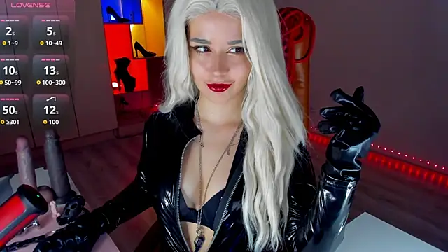 mollyposhh online show from April 18, 2026, 6:23 pm