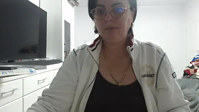 Amandamuller1982 online show from November 6, 2025, 8:54 pm