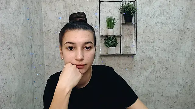 Snapshot of KarolinaRosse_ chatting on February 15, 2025, 6:44 am KarolinaRosse online show from February 15, 2025, 6:44 am