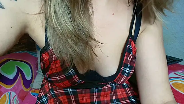 andradahot15 online show from November 4, 2025, 1:21 pm