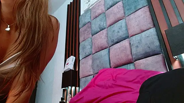 Saraa-restrepo online show from March 8, 2025, 12:30 pm