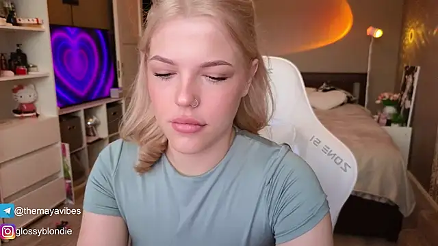 Maya Rave online show from April 8, 2026, 3:39 am