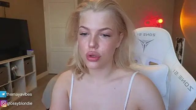 Maya Rave online show from April 10, 2026, 3:23 am