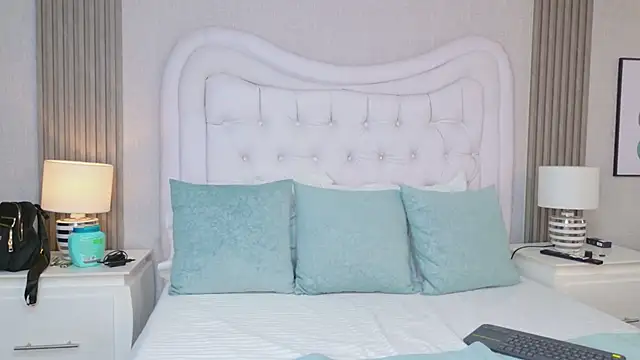 Snapshot of HazelMoret chatting on February 21, 2026, 3:18 am HazelMoret online show from February 21, 2026, 3:18 am