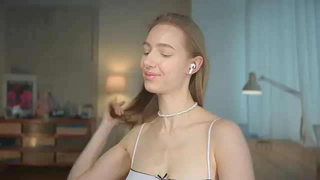 Snapshot of solar_bella chatting on March 17, 2025, 9:01 am solar bella online show from March 17, 2025, 9:01 am