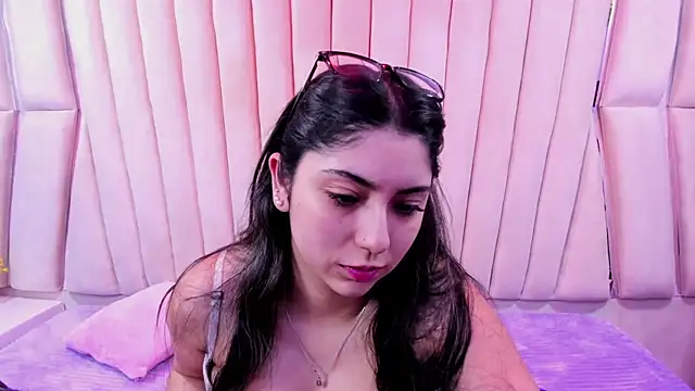 Lucy Anall  online show from November 26, 2025, 10:00 pm