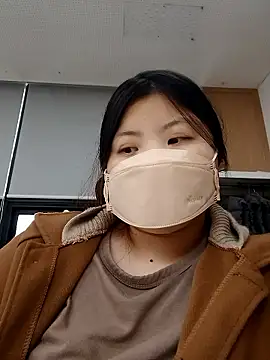 hello098712 online show from October 20, 2025, 3:18 am