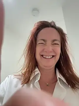 Snapshot of LouiseTswing chatting on June 8, 2026, 2:06 pm LouiseTswing online show from June 8, 2026, 2:06 pm