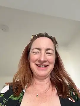 Snapshot of LouiseTswing chatting on June 9, 2026, 2:50 pm LouiseTswing online show from June 9, 2026, 2:50 pm
