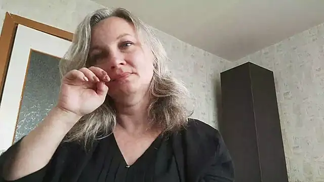 Snapshot of EdithManning chatting on May 17, 2026, 5:27 am EdithManning online show from May 17, 2026, 5:27 am