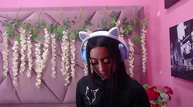 Miaa Thopmson online show from February 19, 2025, 4:12 am