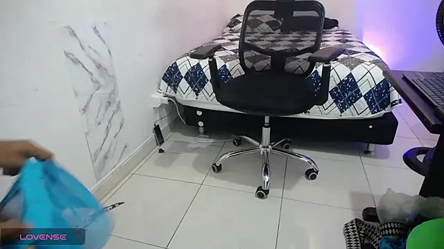 Zaya Smith online show from December 24, 2024, 2:33 pm