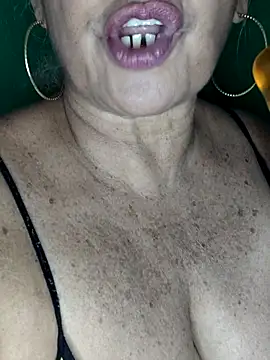 Kasandra Ho online show from November 11, 2025, 7:14 pm