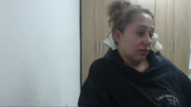 RoxanaLove9 online show from September 29, 2025, 4:28 am