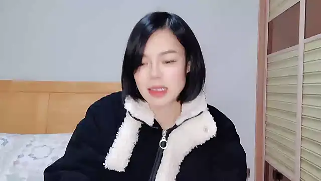 Linda-LL online show from February 8, 2025, 2:47 am