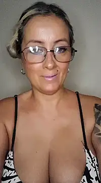 Snapshot of DesireSatler chatting on February 2, 2025, 11:53 pm DesireSatler online show from February 2, 2025, 11:53 pm