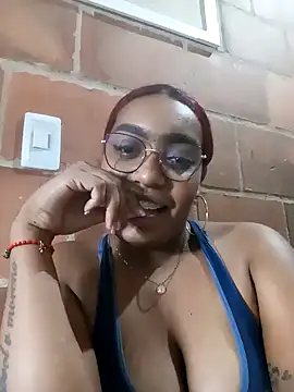 Snapshot of Cinnamon-Skin chatting on January 14, 2025, 1:15 am Cinnamon-Skin online show from January 14, 2025, 1:15 am