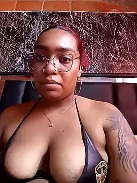 Snapshot of Cinnamon-Skin chatting on January 21, 2025, 8:54 pm Cinnamon-Skin online show from January 21, 2025, 8:54 pm