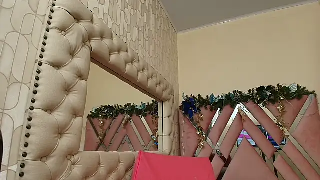 alanaflores  online show from December 12, 2024, 4:10 pm