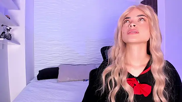 HannaRhodes online show from September 17, 2025, 2:19 pm