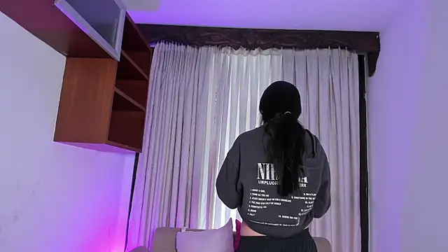 HannaRhodes online show from November 14, 2025, 1:43 pm