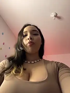 MadelineBenet online show from April 7, 2026, 4:35 am