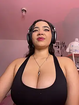 MadelineBenet online show from July 2, 2026, 4:40 am