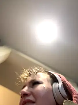 sluttysmiley online show from December 14, 2025, 8:41 am