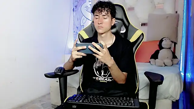 johnny cagee online show from November 29, 2025, 4:04 am