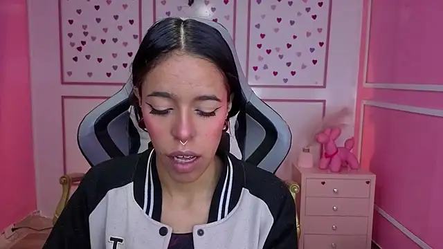 stephania t online show from November 12, 2025, 11:43 am