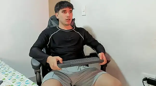 leo030809 online show from December 18, 2024, 12:32 am