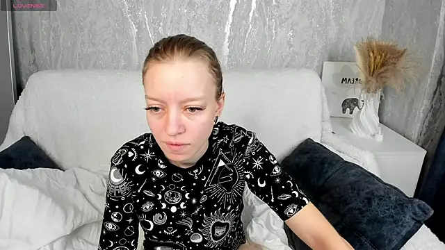 Michelle Blond online show from September 30, 2025, 7:35 am