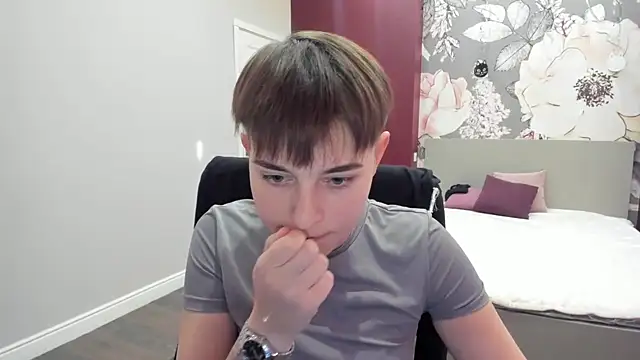 EmiliaYours online show from September 21, 2025, 1:57 pm