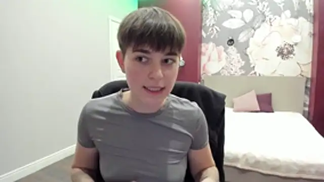 EmiliaYours online show from November 7, 2025, 2:17 pm