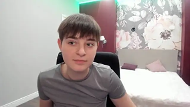 EmiliaYours online show from November 14, 2025, 4:17 pm