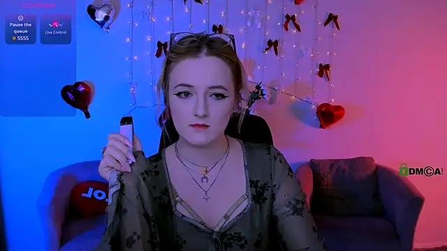 luna berryy online show from April 15, 2026, 7:58 pm