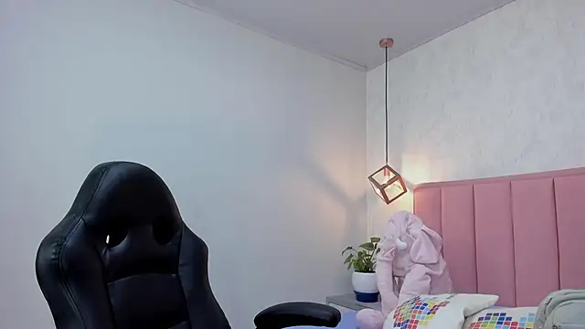 MAYROBERTSS online show from February 13, 2025, 12:32 pm