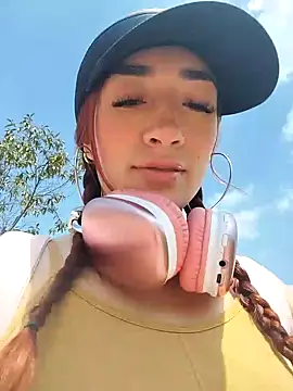 Snapshot of ariiel_ chatting on December 7, 2024, 3:52 pm ariiel online show from December 7, 2024, 3:52 pm