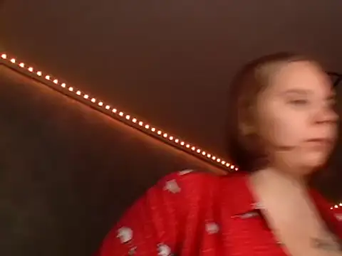 Snapshot of Thalia__Star chatting on December 16, 2024, 5:06 am Thalia Star online show from December 16, 2024, 5:06 am