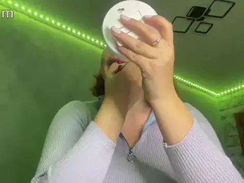 Snapshot of Thalia__Star chatting on December 22, 2024, 5:21 pm Thalia Star online show from December 22, 2024, 5:21 pm